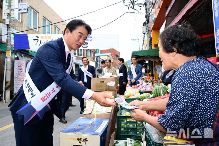 [김해=뉴시스]경남도의회 최학범 의장이 2일 김해시 동상시장을 찾아 온누리상품권으로 물품을 구매하고 있다.(사진=경남도의회 제공) 2025.10.02. photo@newsis.com