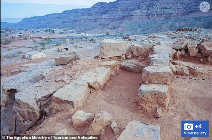 [서울=뉴시스] 이집트 남부 시나이 지역 와디 알나스브 유적지에서 최근 발견된 구리 제련소 유적. (사진출처: 데일리메일 캡처) 2025.10.02.