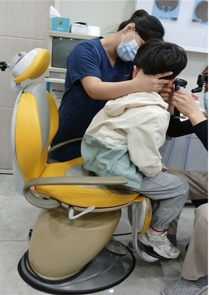 [안동=뉴시스] 아픈 아이 병원 동행 서비스. (사진=경북도 제공) 2025.10.03 photo@newsis.com *재판매 및 DB 금지