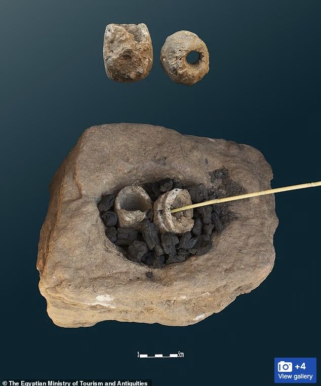 [서울=뉴시스]이집트 시나이반도에서 발굴된 고대 구리 제련소 관련 유물. (사진출처: 데일리메일 캡처)2025.10.02.