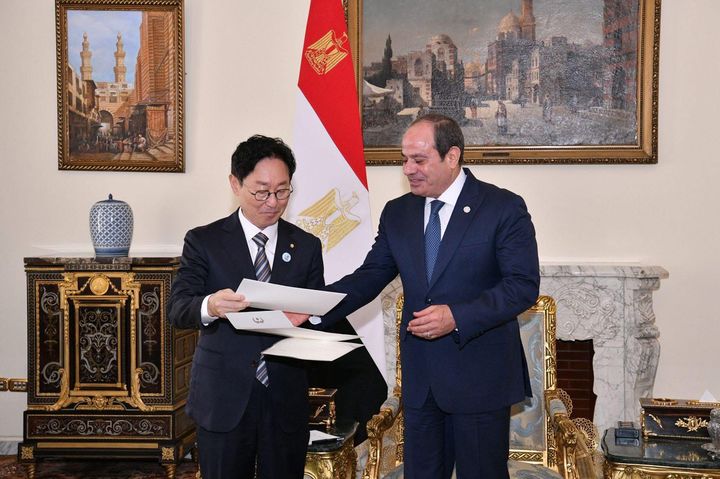 [서울=뉴시스] 이재명 대통령의 친서를 전달받는 압델 파타 엘시시 대통령. (사진=외교부 제공) 2025.10.02 *재판매 및 DB 금지