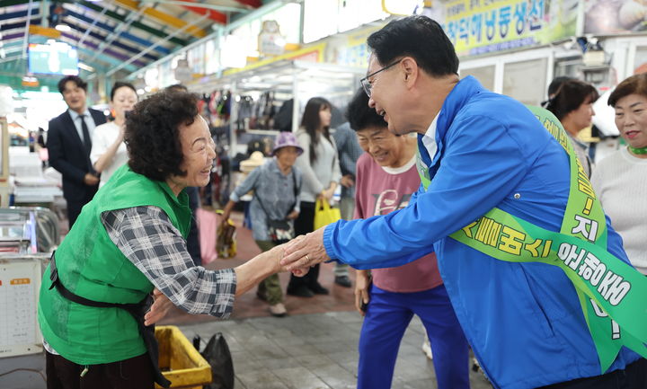 [고창=뉴시스] 2일 고창군의 추석맞이 전통시장 장보기행사, 심덕섭 군수가 시장 내 상인과 반갑게 인사하고 있다. *재판매 및 DB 금지