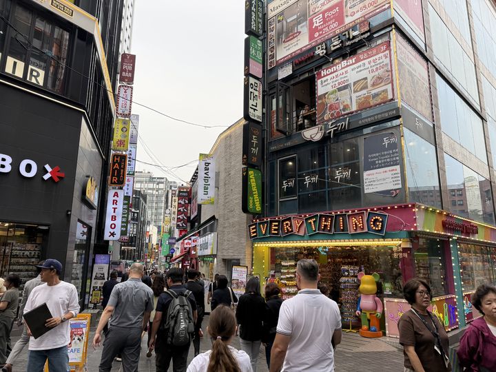 [서울=뉴시스]이수린 수습기자=2일 오후 2시께 찾은 서울 중구 명동 전경. 2025.10.02 sunrise@newsis.com *재판매 및 DB 금지