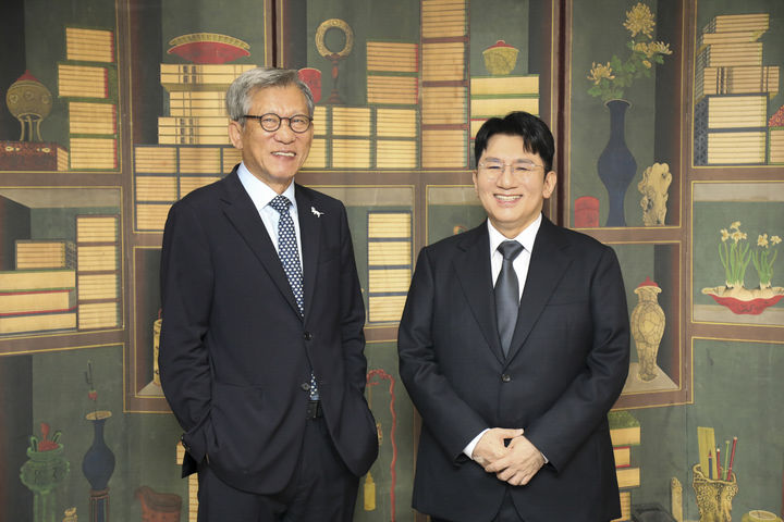 [서울=뉴시스] 2일 국립중앙박물관에서 차담을 한 유홍준 관장(왼쪽)과 방시혁 하이브 의장 (사진=국립중앙박물관 제공) 2025.10.02. photo@newsis.com  *재판매 및 DB 금지