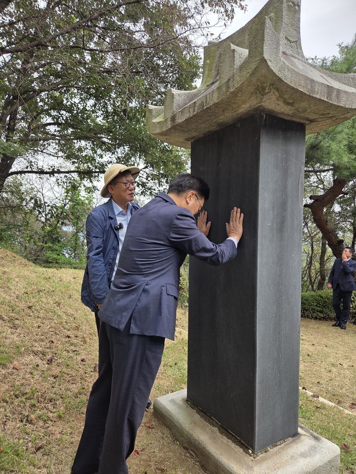 [서울=뉴시스] 김윤영 수습기자 = 우원식 국회의장은 2일 후 서울 중랑구 망우역사문화공원에 위치한 유관순 열사 합장 묘역을 참배했다. 사진은 망우역사문화공원내 애국지사 묘역을 참배 중인 우 의장(사진 왼쪽)과 유홍준 국립중앙박물관장. 2025.10.02 youn@newsis.com *재판매 및 DB 금지