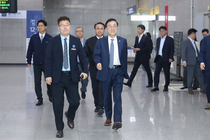 [서울=뉴시스] 용산역 찾은 김윤덕 국토교통부 장관. 2025.10.02. (사진=국토교통부 제공) photo@newsis.com *재판매 및 DB 금지
