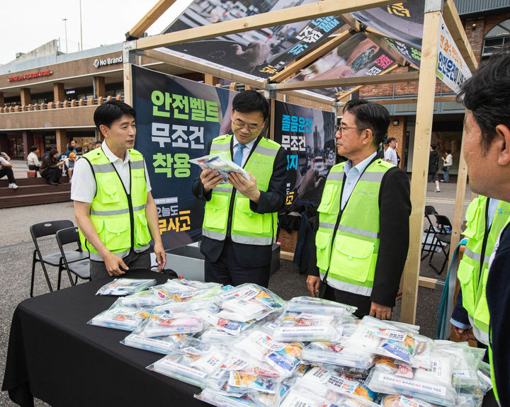 [서울=뉴시스] 서울고속버스터미널 찾은 이상경 국토교통부 1차관. 2025.10.02. (사진=국토교통부 제공) photo@newsis.com *재판매 및 DB 금지