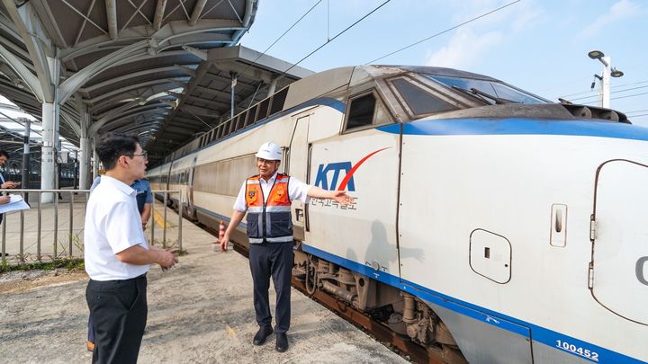 [서울=뉴시스] 정정래 코레일 사장직무대행(사진 오른쪽)이 추석 특별 수송을 대비해 1일 오송역에서 비상대기 중인 KTX를 점검하고 있다. 2025.10.02. (사진=코레일 제공) photo@newsis.com *재판매 및 DB 금지