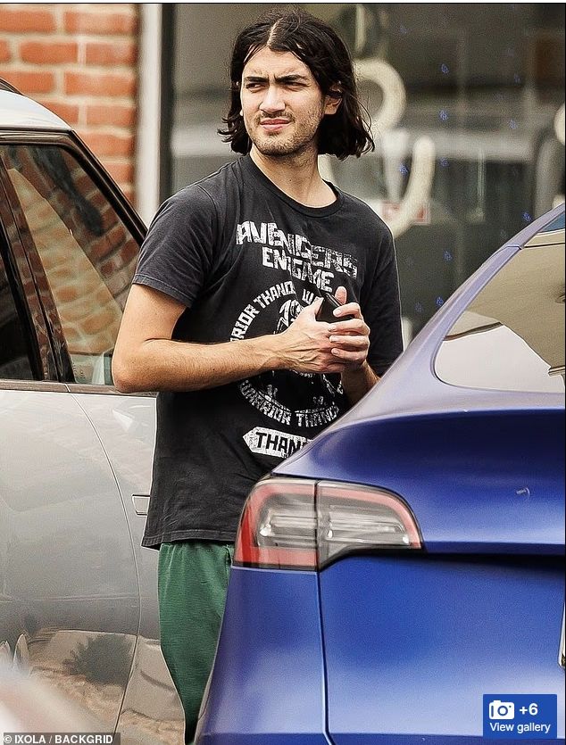 [서울=뉴시스] 고(故) 마이클 잭슨의 막내아들 비기 잭슨(23)이 지난달 30일(현지시간) 미국 로스앤젤레스 외곽 고급 주거지인 칼라바사스에서 포착됐다. (사진출처: 데일리메일 캡처)2025.10.02.