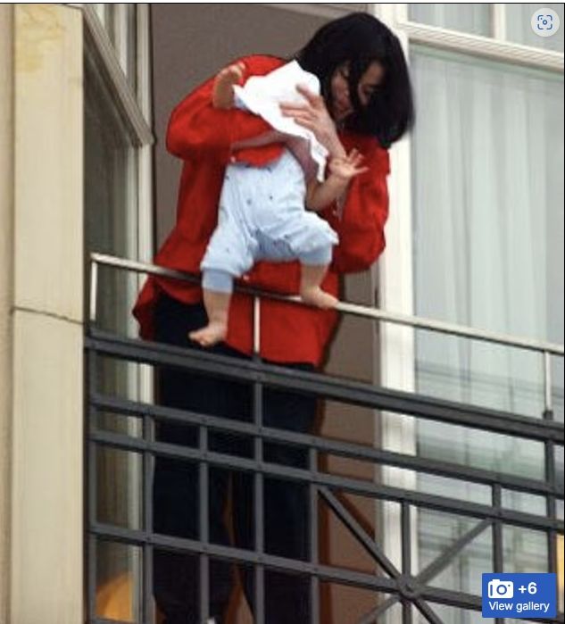 [서울=뉴시스]2002년 11월 독일 베를린 호텔에서 마이클 잭슨이 막내아들을 팬들에게 보여주기 위해 발코니 밖으로 들어 올리는 모습. 아기의 얼굴은 담요로 가려져 있었으며, 이 장면은 전 세계적 논란을 불러일으켰다.(사진출처: 데일리메일 캡처)2025.10.02.