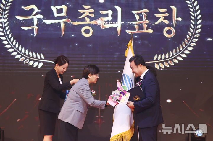 [의왕=뉴시스] 김성제 의왕시장(사진 오른쪽)이 정은경 보건복지부 장관(사진 왼쪽)으로부터 국무총리상을 받고 있다. (사진=의왕시 제공).2025.10.03.photo@newsis.com *재판매 및 DB 금지