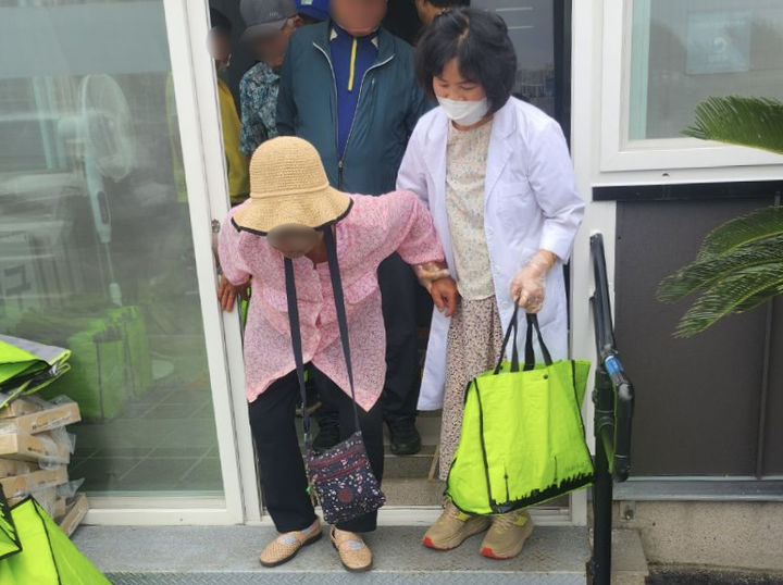 [광주=뉴시스] 추석을 앞둔 2일 오전 광주 남구 사회복지법인 분도와 안나 개미꽃동산에서 봉사자가 홀몸 노인에게 명절맞이 먹거리 키트를 전달하고 있다. (사진=분도와 안나 개미꽃동산 제공) 2025.10.02. photo@newsis.com *재판매 및 DB 금지