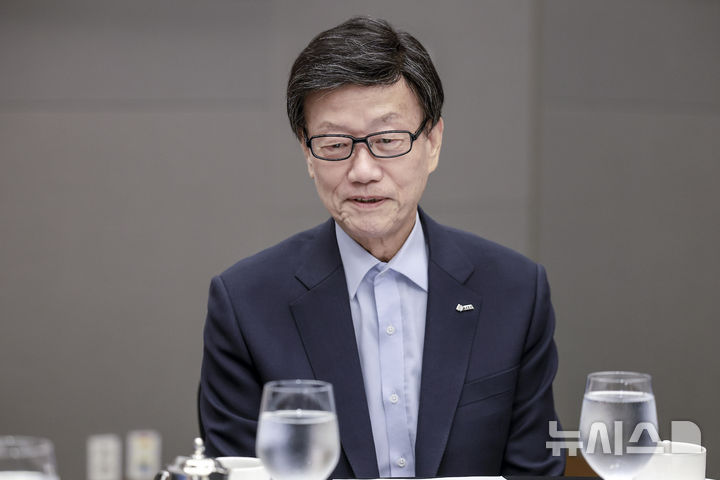 [서울=뉴시스] 정병혁 기자 = 윤진식 한국무역협회장이 2일 서울 강남구 그랜드인터컨티넨탈호텔에서 열린 산업통상부장관-무역협회 회장단 조찬 간담회에서 인사말을 하고 있다. 2025.10.02 jhope@newsis.com
