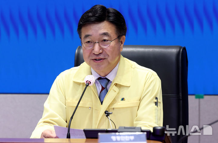 [서울=뉴시스] 추상철 기자 = 윤호중 중앙재난안전대책본부장(행정안전부 장관)이 지난 2일 오전 서울 종로구 정부서울청사 상황센터에서 열린 국가정보자원관리원(국정자원) 행정정보시스템 화재 관련 중앙재난안전대책본부(중대본) 8차 회의에서 발언하고 있다. 2025.10.02. scchoo@newsis.com