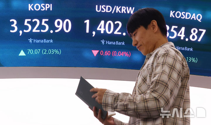 [서울=뉴시스] 박주성 기자 = 2일 오전 서울 중구 하나은행 딜링룸에서 딜러들이 업무를 하고 있다.코스피는 전 거래일(3455.83)보다 69.65포인트(2.02%) 오른 3525.48에 개장했고 코스닥 지수는 전 거래일(845.34)보다 8.06포인트(0.95%) 상승한 853.40에 거래를 시작했다. 서울 외환시장에서 원·달러 환율은 전 거래일 주간거래 종가(1403.2원)보다 1.2원 내린 1402.0원에 출발했다. 2025.10.02. park7691@newsis.com