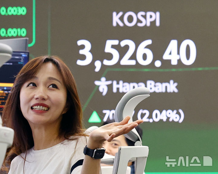 [서울=뉴시스] 박주성 기자 = 2일 오전 서울 중구 하나은행 딜링룸에서 딜러들이 업무를 하고 있다.코스피는 전 거래일(3455.83)보다 69.65포인트(2.02%) 오른 3525.48에 개장했다. 2025.10.02. park7691@newsis.com