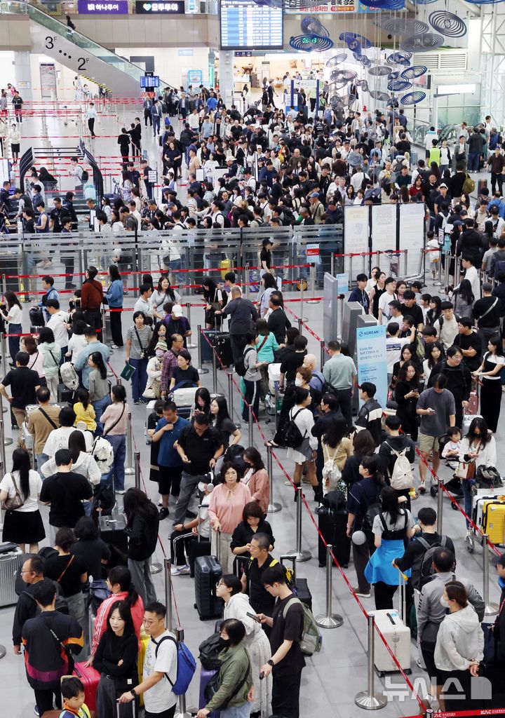 [부산=뉴시스] 하경민 기자 = 추석 연휴를 앞둔 2일 부산 강서구 김해국제공항 국제선 청사에서 해외여행을 떠나는 시민들이 출국 수속을 하고 있다.&nbsp; 이번 추석 연휴 기간(2~12일) 전국 15개 공항 이용객은 역대 명절 연휴 최대인 약 526만명에 달할 것으로 전망됐다. 인천공항이 245만명, 김포·김해·제주 등 14개 공항이 281만명(국내선 206만명, 국제선 75만명)으로 예상됐다. 한국공항공사는 국제선 출발 2시간 전까지 공항 도착을 권고했다. 2025.10.02. yulnetphoto@newsis.com