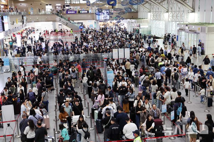 [부산=뉴시스] 하경민 기자 = 추석 연휴를 앞둔 2일 부산 강서구 김해국제공항 국제선 청사에서 해외여행을 떠나는 시민들이 출국 수속을 하고 있다.  이번 추석 연휴 기간(2~12일) 전국 15개 공항 이용객은 역대 명절 연휴 최대인 약 526만명에 달할 것으로 전망됐다. 인천공항이 245만명, 김포·김해·제주 등 14개 공항이 281만명(국내선 206만명, 국제선 75만명)으로 예상됐다. 한국공항공사는 국제선 출발 2시간 전까지 공항 도착을 권고했다. 2025.10.02. yulnetphoto@newsis.com