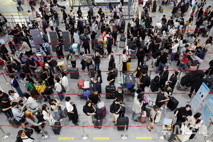 [부산=뉴시스] 하경민 기자 = 추석 연휴를 앞둔 2일 부산 강서구 김해국제공항 국제선 청사에서 해외여행을 떠나는 시민들이 출국 수속을 하고 있다.&nbsp; 이번 추석 연휴 기간(2~12일) 전국 15개 공항 이용객은 역대 명절 연휴 최대인 약 526만명에 달할 것으로 전망됐다. 인천공항이 245만명, 김포·김해·제주 등 14개 공항이 281만명(국내선 206만명, 국제선 75만명)으로 예상됐다. 한국공항공사는 국제선 출발 2시간 전까지 공항 도착을 권고했다. 2025.10.02. yulnetphoto@newsis.com