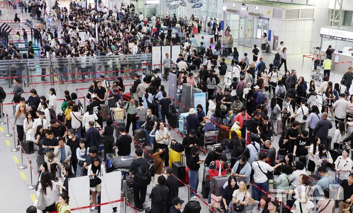 [부산=뉴시스] 하경민 기자 = 추석 연휴를 앞둔 2일 부산 강서구 김해국제공항 국제선 청사에서 해외여행을 떠나는 시민들이 출국 수속을 하고 있다.&nbsp; 이번 추석 연휴 기간(2~12일) 전국 15개 공항 이용객은 역대 명절 연휴 최대인 약 526만명에 달할 것으로 전망됐다. 인천공항이 245만명, 김포·김해·제주 등 14개 공항이 281만명(국내선 206만명, 국제선 75만명)으로 예상됐다. 한국공항공사는 국제선 출발 2시간 전까지 공항 도착을 권고했다. 2025.10.02. yulnetphoto@newsis.com