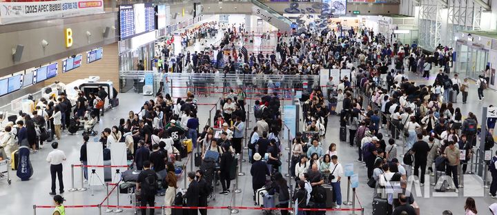 [부산=뉴시스] 하경민 기자 = 추석 연휴를 앞둔 2일 부산 강서구 김해국제공항 국제선 청사에서 해외여행을 떠나는 시민들이 출국 수속을 하고 있다.  이번 추석 연휴 기간(2~12일) 전국 15개 공항 이용객은 역대 명절 연휴 최대인 약 526만명에 달할 것으로 전망됐다. 인천공항이 245만명, 김포·김해·제주 등 14개 공항이 281만명(국내선 206만명, 국제선 75만명)으로 예상됐다. 한국공항공사는 국제선 출발 2시간 전까지 공항 도착을 권고했다. 2025.10.02. yulnetphoto@newsis.com