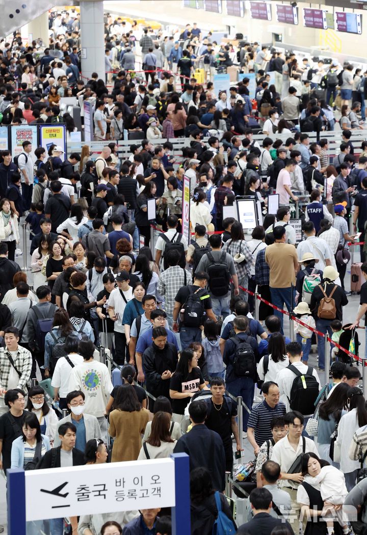[부산=뉴시스] 하경민 기자 = 추석 연휴를 앞둔 2일 부산 강서구 김해국제공항 국제선 청사에서 해외여행을 떠나는 시민들이 출국 수속을 하고 있다.&nbsp; 이번 추석 연휴 기간(2~12일) 전국 15개 공항 이용객은 역대 명절 연휴 최대인 약 526만명에 달할 것으로 전망됐다. 인천공항이 245만명, 김포·김해·제주 등 14개 공항이 281만명(국내선 206만명, 국제선 75만명)으로 예상됐다. 한국공항공사는 국제선 출발 2시간 전까지 공항 도착을 권고했다. 2025.10.02. yulnetphoto@newsis.com