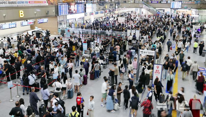 [부산=뉴시스] 하경민 기자 = 추석 연휴를 앞둔 2일 부산 강서구 김해국제공항 국제선 청사에서 해외여행을 떠나는 시민들이 출국 수속을 하고 있다.&nbsp; 이번 추석 연휴 기간(2~12일) 전국 15개 공항 이용객은 역대 명절 연휴 최대인 약 526만명에 달할 것으로 전망됐다. 인천공항이 245만명, 김포·김해·제주 등 14개 공항이 281만명(국내선 206만명, 국제선 75만명)으로 예상됐다. 한국공항공사는 국제선 출발 2시간 전까지 공항 도착을 권고했다. 2025.10.02. yulnetphoto@newsis.com