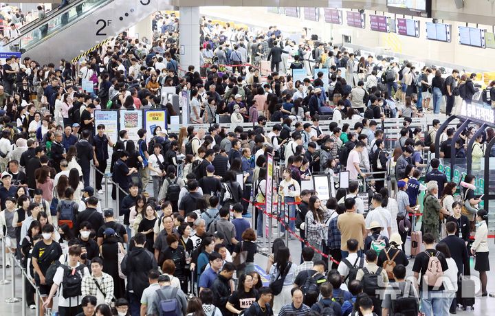 [부산=뉴시스] 하경민 기자 = 추석 연휴를 앞둔 2일 부산 강서구 김해국제공항 국제선 청사에서 해외여행을 떠나는 시민들이 출국 수속을 하고 있다. 2025.10.02. yulnetphoto@newsis.com