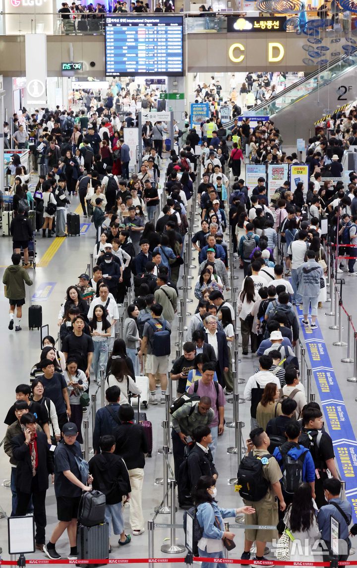 [부산=뉴시스] 하경민 기자 = 추석 연휴를 앞둔 2일 부산 강서구 김해국제공항 국제선 청사에서 해외여행을 떠나는 시민들이 출국 수속을 하고 있다.&nbsp; 이번 추석 연휴 기간(2~12일) 전국 15개 공항 이용객은 역대 명절 연휴 최대인 약 526만명에 달할 것으로 전망됐다. 인천공항이 245만명, 김포·김해·제주 등 14개 공항이 281만명(국내선 206만명, 국제선 75만명)으로 예상됐다. 한국공항공사는 국제선 출발 2시간 전까지 공항 도착을 권고했다. 2025.10.02. yulnetphoto@newsis.com