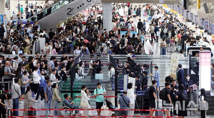 [부산=뉴시스] 하경민 기자 = 추석 연휴를 앞둔 2일 부산 강서구 김해국제공항 국제선 청사에서 해외여행을 떠나는 시민들이 출국 수속을 하고 있다.&nbsp; 이번 추석 연휴 기간(2~12일) 전국 15개 공항 이용객은 역대 명절 연휴 최대인 약 526만명에 달할 것으로 전망됐다. 인천공항이 245만명, 김포·김해·제주 등 14개 공항이 281만명(국내선 206만명, 국제선 75만명)으로 예상됐다. 한국공항공사는 국제선 출발 2시간 전까지 공항 도착을 권고했다. 2025.10.02. yulnetphoto@newsis.com