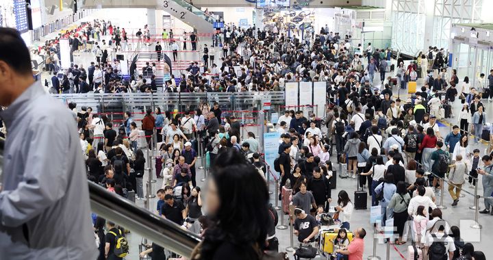  [부산=뉴시스] 하경민 기자 = 추석 연휴를 앞둔 2일 부산 강서구 김해국제공항 국제선 청사에서 해외여행을 떠나는 시민들이 출국 수속을 하고 있다.&nbsp; 이번 추석 연휴 기간(2~12일) 전국 15개 공항 이용객은 역대 명절 연휴 최대인 약 526만명에 달할 것으로 전망됐다. 인천공항이 245만명, 김포·김해·제주 등 14개 공항이 281만명(국내선 206만명, 국제선 75만명)으로 예상됐다. 한국공항공사는 국제선 출발 2시간 전까지 공항 도착을 권고했다. 2025.10.02. yulnetphoto@newsis.com