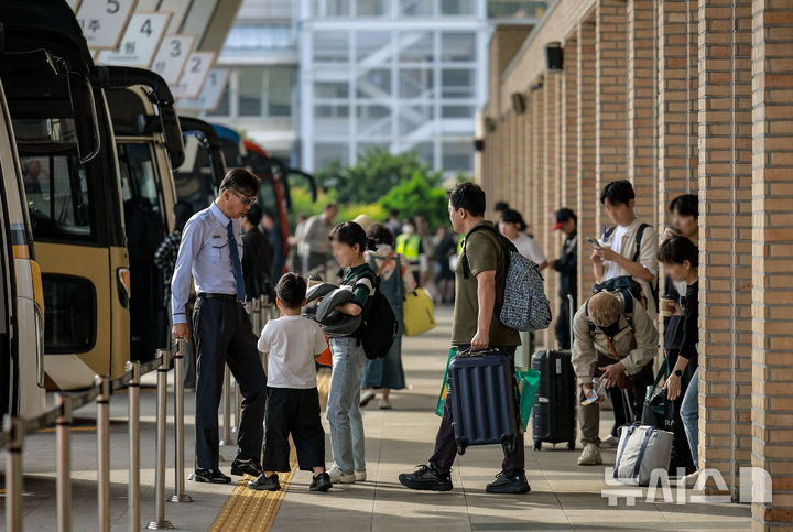 [서울=뉴시스] 정병혁 기자 = 2일 서울 서초구 고속버스터미널에서 시민들이 버스를 타기 위해 기다리고 있다. 2025.10.02 jhope@newsis.com