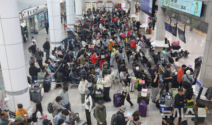 [인천=뉴시스] 전진환 기자 = 추석 연휴를 앞둔 2일 오전 인천 중구 인천항 연안여객터미널에서 귀성객들이 도서지역으로 가는 여객선 승선시간을 기다리고 있다. 2025.10.02. amin2@newsis.com