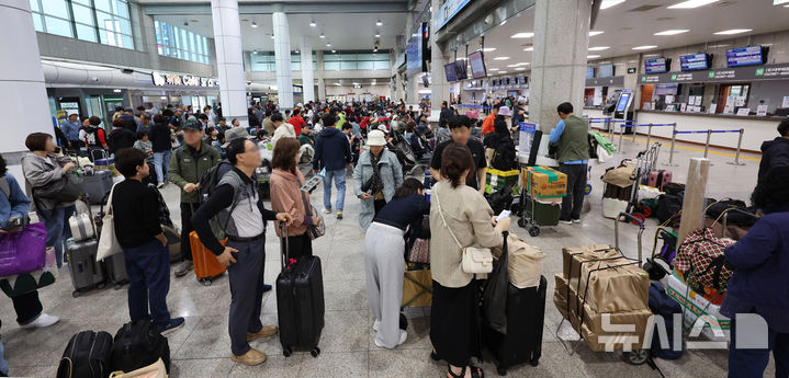 [인천=뉴시스] 전진환 기자 = 추석 연휴를 앞둔 지난 10월 2일 오전 인천 중구 인천항 연안여객터미널에서 귀성객들이 도서지역으로 가는 여객선 승선시간을 기다리고 있다. 2025.10.02. amin2@newsis.com