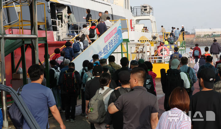 [인천=뉴시스] 전진환 기자 = 인천 중구 인천항 연안여객터미널에서 귀성객들이 도서지역으로 가는 여객선에 오르고 있다. 2025.10.02. amin2@newsis.com