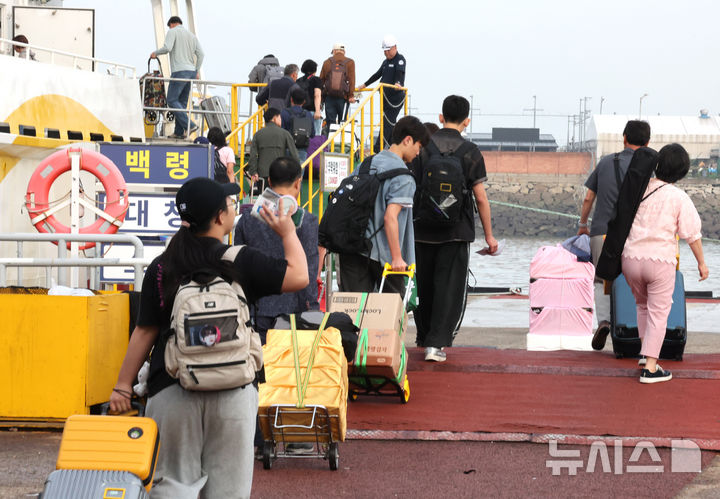 [인천=뉴시스] 전진환 기자 = 추석 연휴를 앞둔 2일 오전 인천 중구 인천항 연안여객터미널에서 귀성객들이 도서지역으로 가는 여객선에 오르고 있다. 2025.10.02. amin2@newsis.com