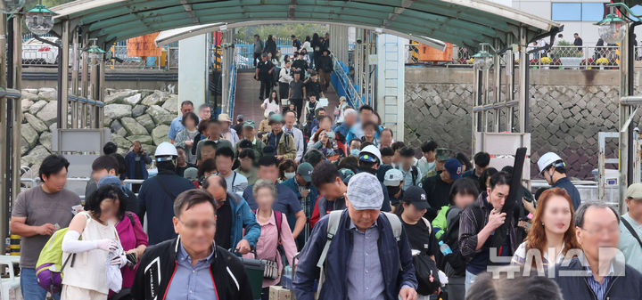 [인천=뉴시스] 전진환 기자 = 추석 연휴를 앞둔 2일 오전 인천 중구 인천항 연안여객터미널에서 귀성객들이 도서지역으로 가는 여객선으로 향하고 있다. 2025.10.02. amin2@newsis.com