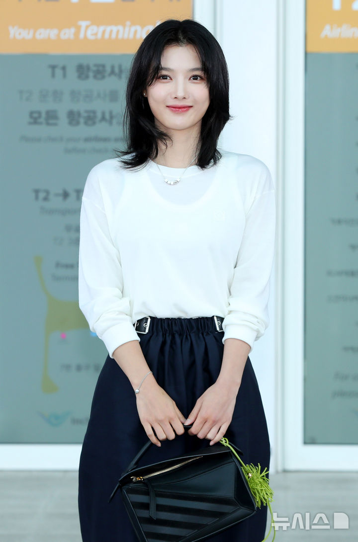 [인천공항=뉴시스] 김혜진 기자 = 배우 김유정이 해외 패션쇼 참석을 위해 2일 오전 인천국제공항을 통해 프랑스 파리로 출국하고 있다. 2025.10.02. jini@newsis.com