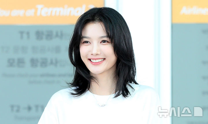 [인천공항=뉴시스] 김혜진 기자 = 배우 김유정이 해외 패션쇼 참석을 위해 2일 오전 인천국제공항을 통해 프랑스 파리로 출국하고 있다. 2025.10.02. jini@newsis.com