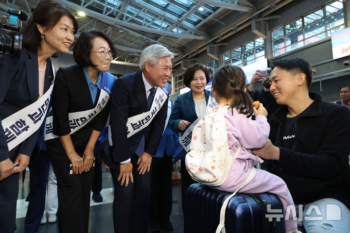 [서울=뉴시스] 김금보 기자 = 서왕진 조국혁신당 원내대표를 비롯한 의원들이 2일 오전 서울 용산구 용산역에서 추석 명절 귀성인사를 하고 있다. 2025.10.02. kgb@newsis.com