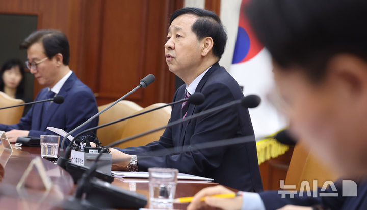 [서울=뉴시스] 추상철 기자 = 구윤철 경제부총리 겸 기획재정부 장관이 2일 오전 서울 종로구 정부서울청사에서 열린 경제관계장관회의에서 발언하고 있다. 2025.10.02. scchoo@newsis.com