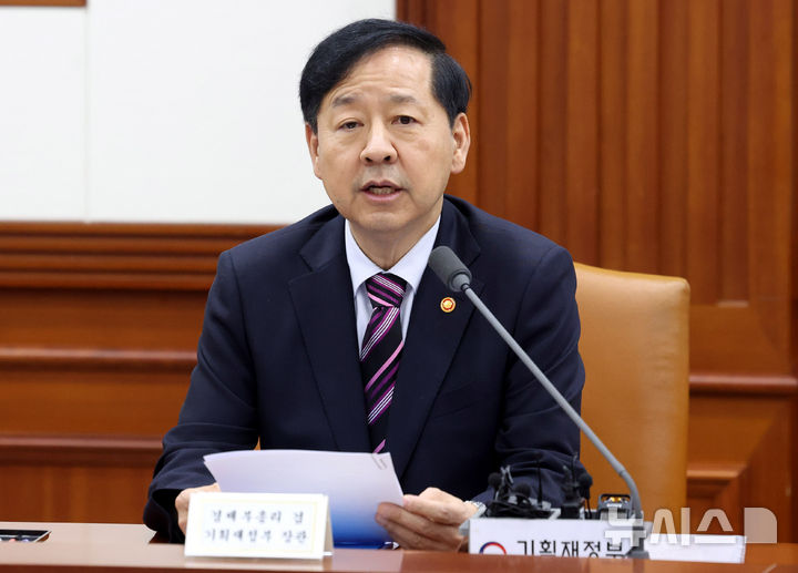 [서울=뉴시스] 추상철 기자 = 구윤철 경제부총리 겸 기획재정부 장관이 2일 오전 서울 종로구 정부서울청사에서 열린 경제관계장관회의에서 발언하고 있다. 2025.10.02. scchoo@newsis.com