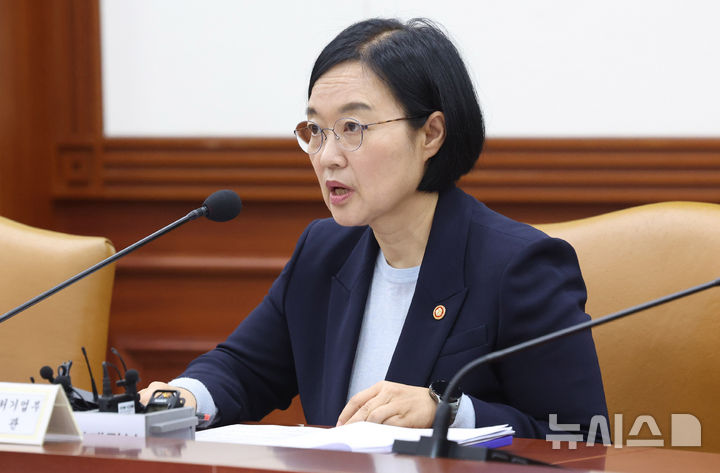 [서울=뉴시스] 추상철 기자 = 한성숙 중소벤처기업부 장관이 지난 2일 오전 서울 종로구 정부서울청사에서 열린 경제관계장관회의에서 발언하고 있다. 2025.10.02. scchoo@newsis.com