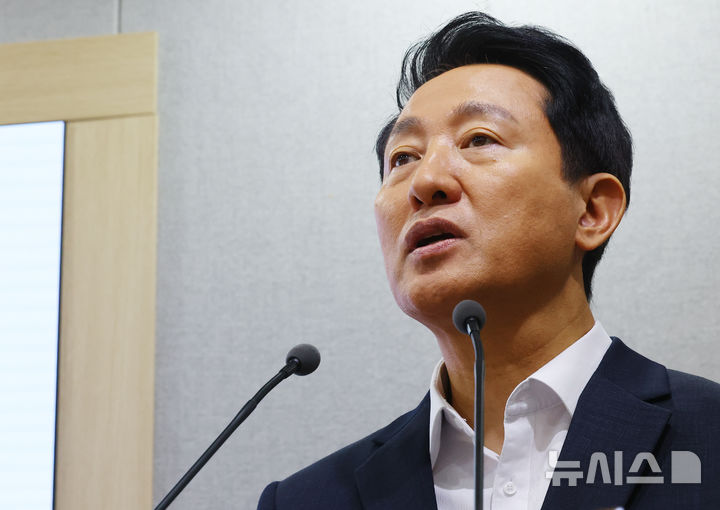 [서울=뉴시스] 박주성 기자 = 오세훈 서울시장이 2일 오전 서울시청 브리핑룸에서 열린 청년안심주택 임차인보호 및 재구조화 대책 기자설명회에서 모두발언을 하고 있다. 2025.10.02. park7691@newsis.com