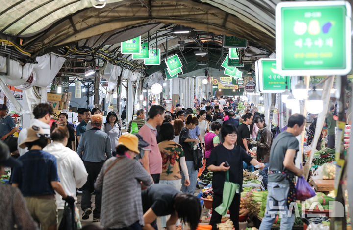 [제주=뉴시스] 우장호 기자 = 추석 연휴를 하루 앞둔 2일 오전 제주시 민속오일시장에 제수용품과 제철 과일을 구입하려는 도민과 관광객들의 발걸음이 이어지고 있다. 2025.10.02. woo1223@newsis.com