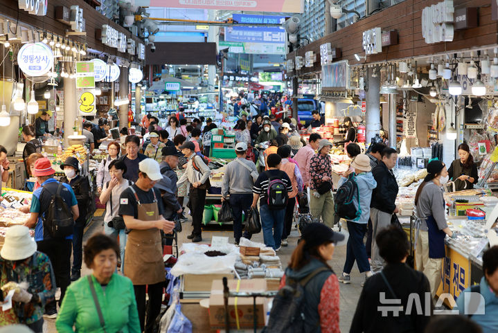 [서울=뉴시스] 이영환 기자 = 추석을 나흘 앞둔 지난 2일 오전 서울 동대문구 청량리종합시장에서 시민들이 장을 보고 있다. 2025.10.12. 20hwan@newsis.com