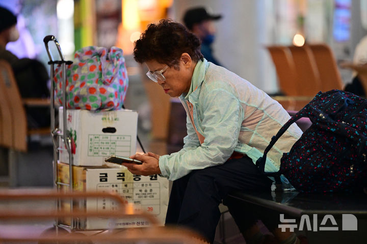 [광주=뉴시스] 이영주 기자 = 추석 연휴를 하루 앞둔 2일 오전 광주 서구 유·스퀘어광주종합버스터미널에서 역귀성길에 오른 한 어르신이 버스를 기다리고 있다. 2025.10.02. leeyj2578@newsis.com