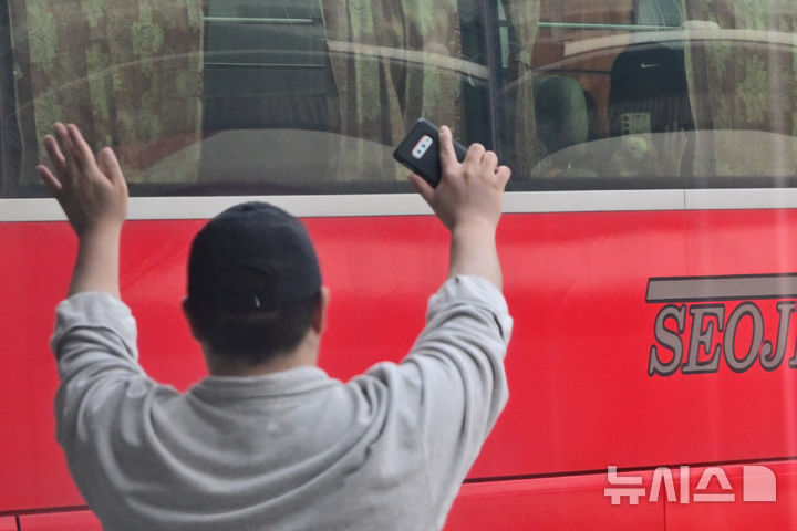 [광주=뉴시스] 이영주 기자 = 추석 연휴를 하루 앞둔 2일 오전 광주 서구 유·스퀘어광주종합버스터미널에서 연인이 서로를 보내며 인사하고 있다. 2025.10.02. leeyj2578@newsis.com