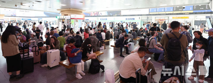 [서울=뉴시스] 김선웅 기자 = 추석 연휴를 하루 앞둔 2일 서울역에서 귀성객들이 열차에 탑승하기 위해 대기하고 있다. 2025.10.02. mangusta@newsis.com