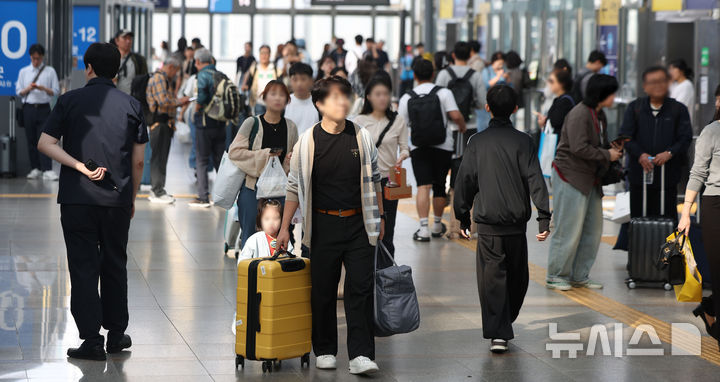 [서울=뉴시스] 김선웅 기자 = 추석 연휴를 하루 앞둔 지난 2일 서울역에서 귀성객들이 열차에 탑승하기 위해 이동하고 있다. 2025.10.02. mangusta@newsis.com